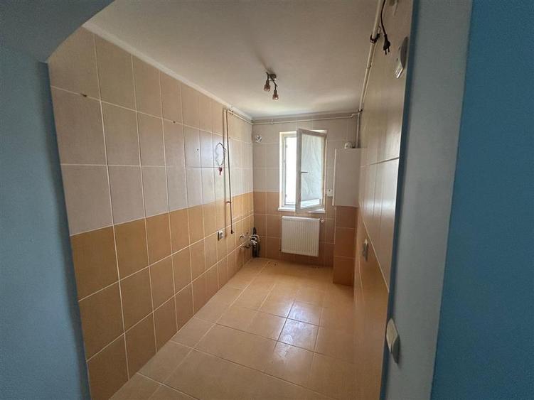 Apartament cu 3 camere semidecomandat în Sud