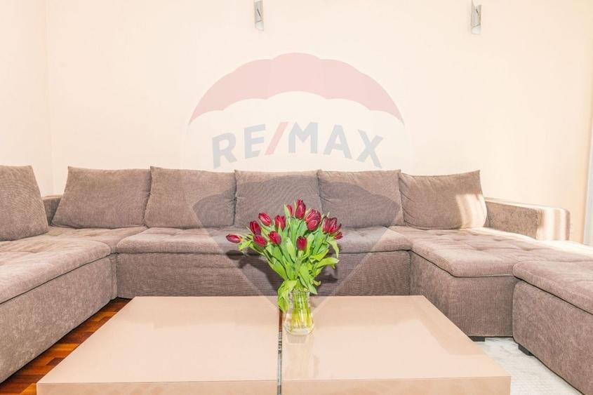 Casă individuală cu 6 camere cu Teren 1071 Mp în Central
