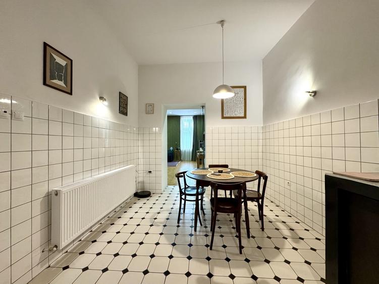 Apartament cu 3 camere semidecomandat, mobilat în Central
