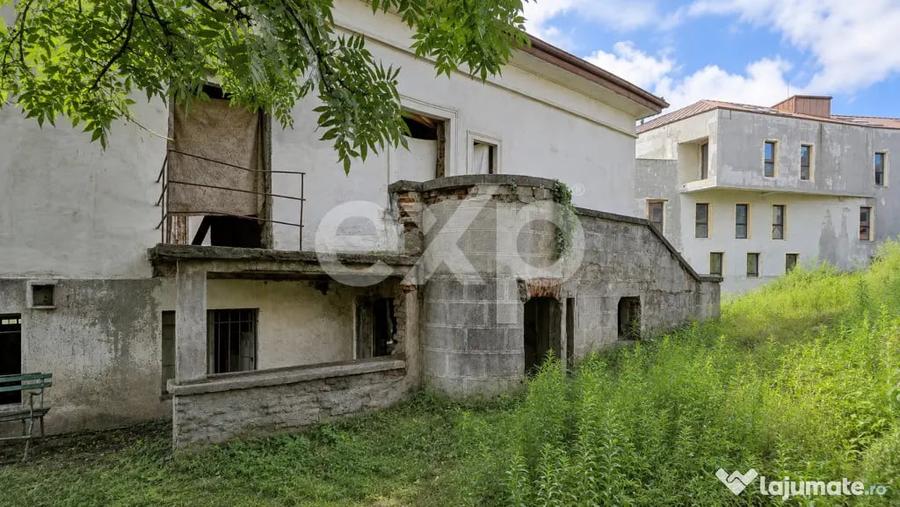 Casă cu 7 camere cu Teren 1048 Mp în Central