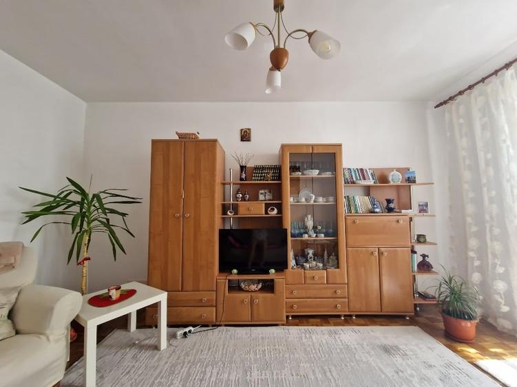 Apartament cu 3 camere decomandat, mobilat în Central