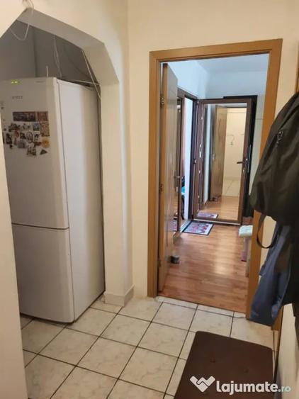 Apartament cu 3 camere semidecomandat în Crihala