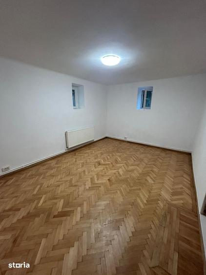 Apartament cu 5 camere în Dămăroaia