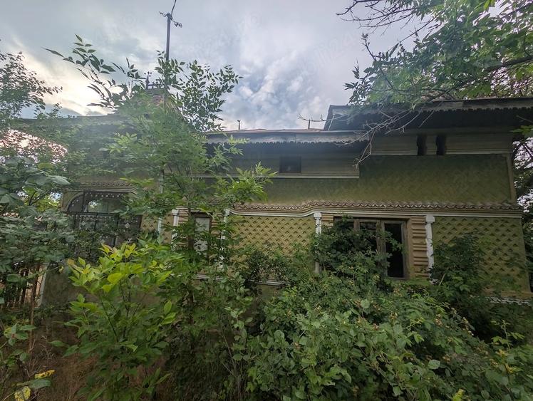 Casă cu 2 camere cu Teren 2000 Mp în Petrești