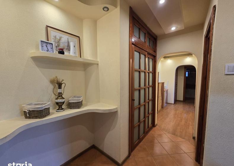 Apartament cu 3 camere decomandat, mobilat în Piața Centrală