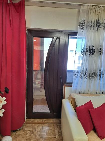 Apartament cu 2 camere semidecomandat în Pod