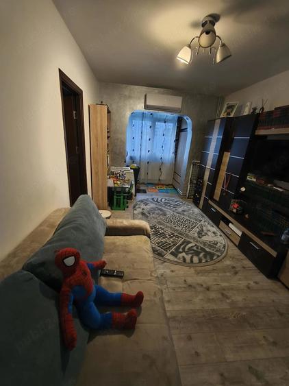 Apartament cu 2 camere semidecomandat în Craiovița Nouă