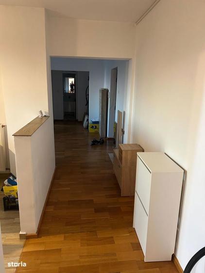 Apartament cu 3 camere semidecomandat, mobilat în Berceni