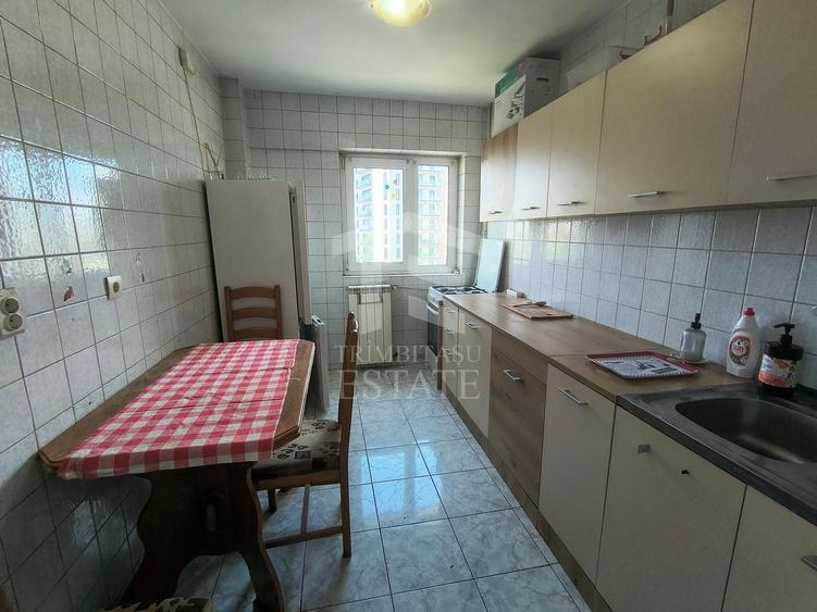 Apartament cu 3 camere semidecomandat, mobilat în Panduri
