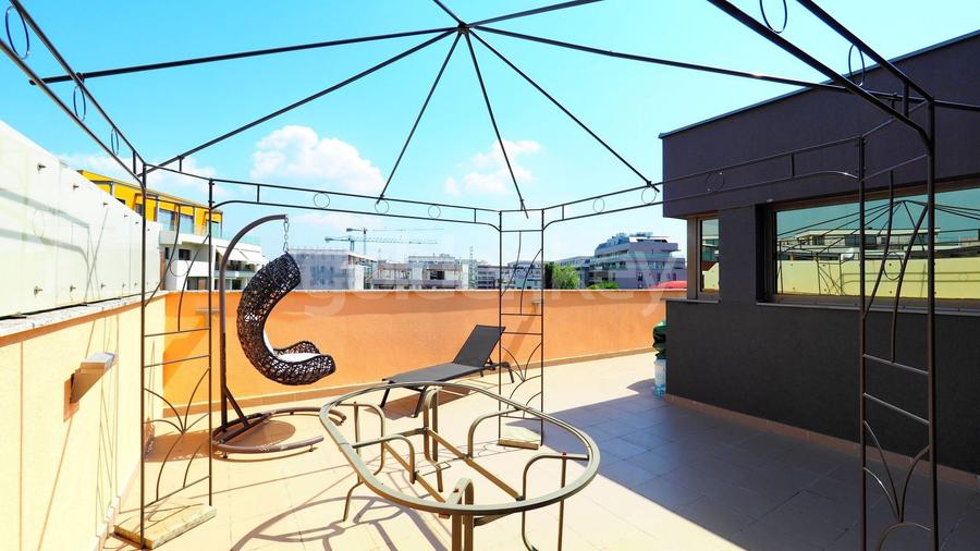 Penthouse cu 5 camere semidecomandat, mobilat în Herăstrău