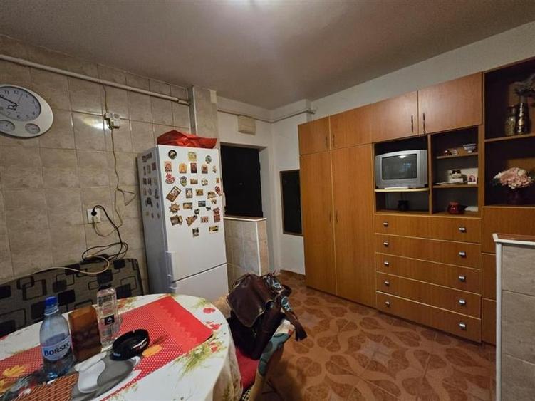 Apartament cu 3 camere semidecomandat în Bucureștii Noi