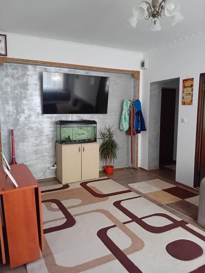 Apartament cu 3 camere semidecomandat în Central