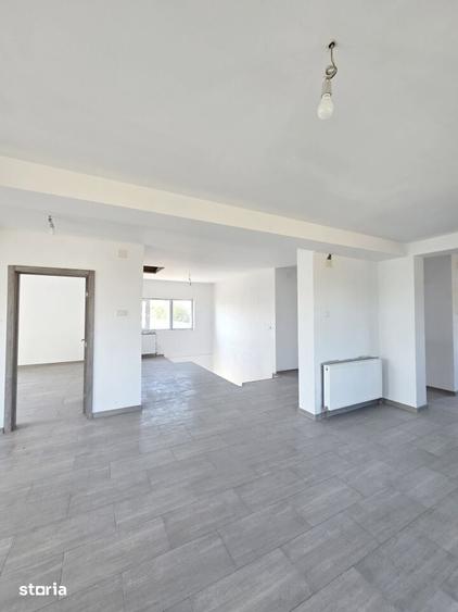 Casă cu 7 camere cu Teren 1431 Mp în Central