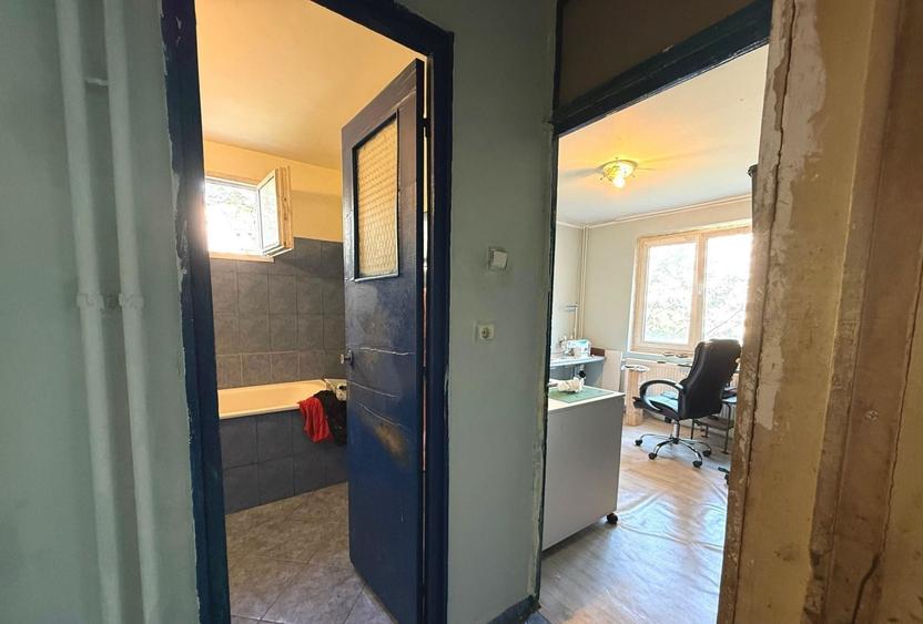 Apartament cu 3 camere semidecomandat în Crângași