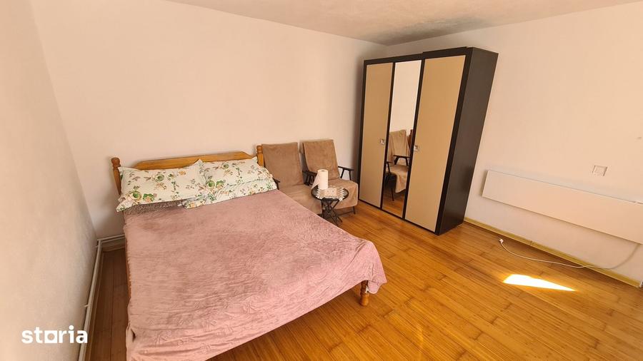 Casă cu 5 camere cu Teren 10706 Mp în Central