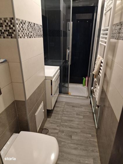 Apartament cu 3 camere semidecomandat în Craiovița Nouă