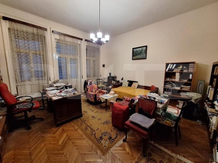 Apartament cu 5 camere semidecomandat, mobilat în Central