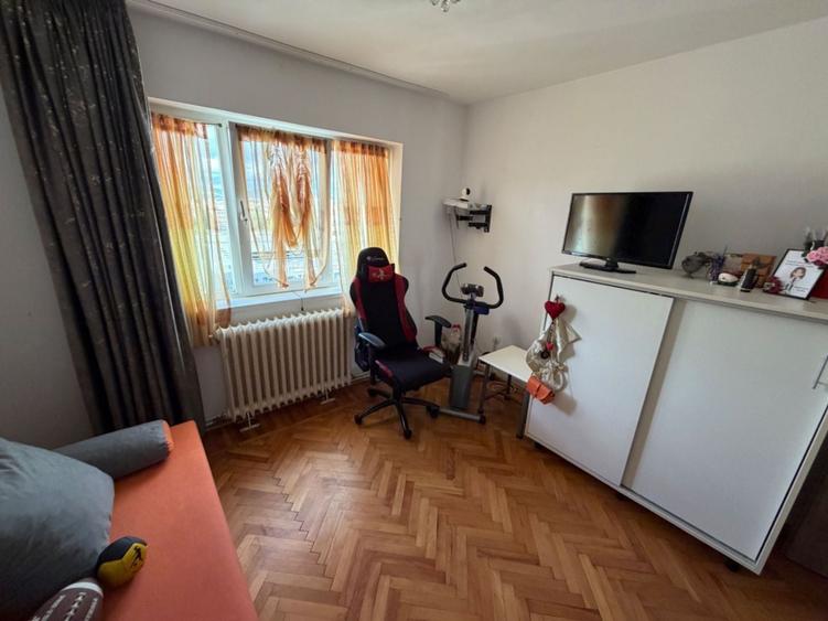Apartament cu 3 camere decomandat în Cetate