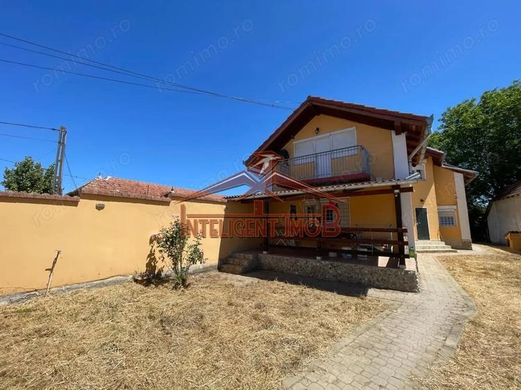 Casă cu 5 camere cu Teren 900 Mp în Hurez