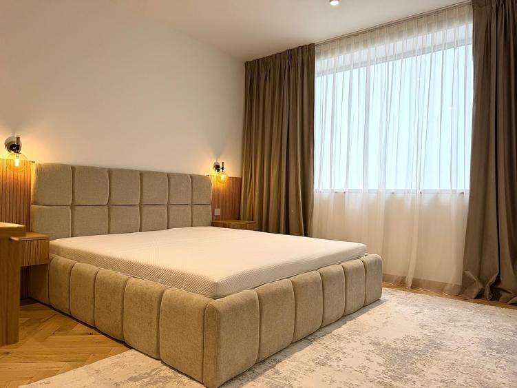 Apartament cu 3 camere semidecomandat în P-ța Victoriei