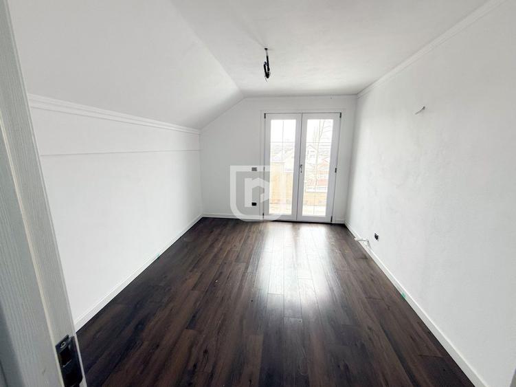 Casă individuală cu 8 camere cu Canalizare în Periferie