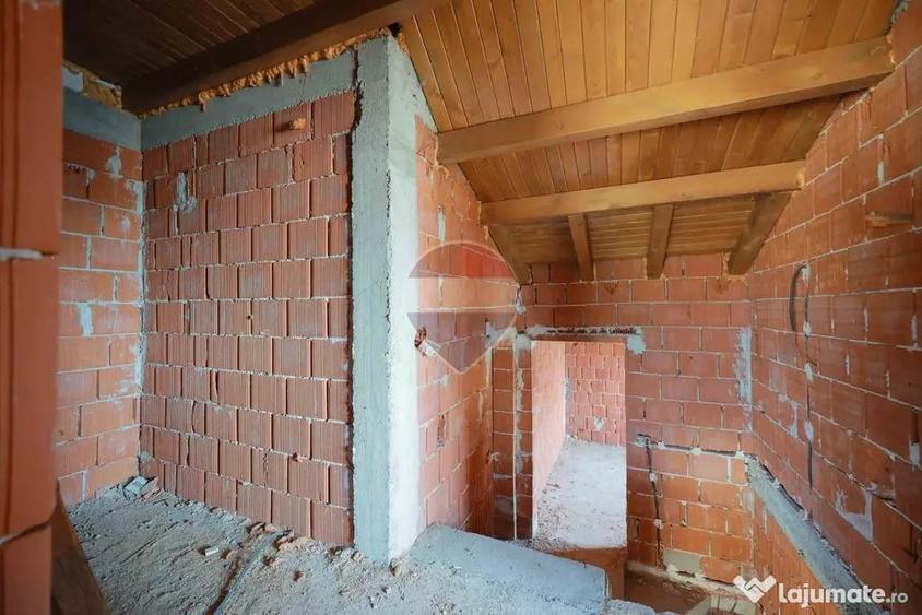 Casă cu 4 camere cu Teren 161 Mp în Central