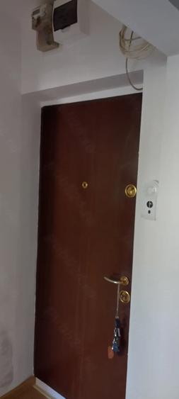 Apartament cu 3 camere semidecomandat în Micro 15