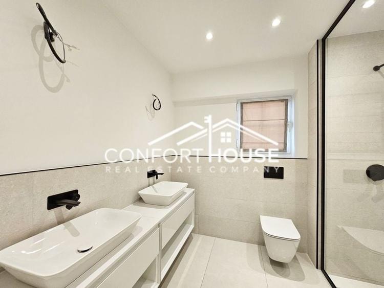 Duplex cu 7 camere cu Canalizare în Iancu Nicolae