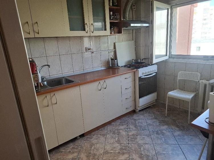 Apartament cu 3 camere decomandat în Obor
