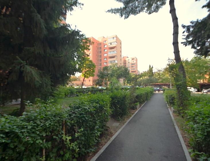 Apartament cu 3 camere semidecomandat în Dâmbu Pietros