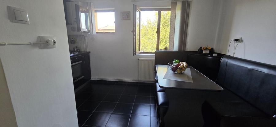 Apartament cu 3 camere nedecomandat, mobilat în Micro 9