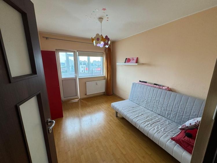 Apartament cu 3 camere semidecomandat, mobilat în Rahova