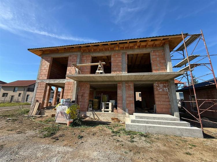 Casă individuală cu 4 camere cu Teren 500 Mp în Luna de Sus