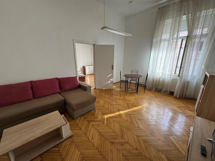 Apartament cu 3 camere semidecomandat în P-ța Unirii