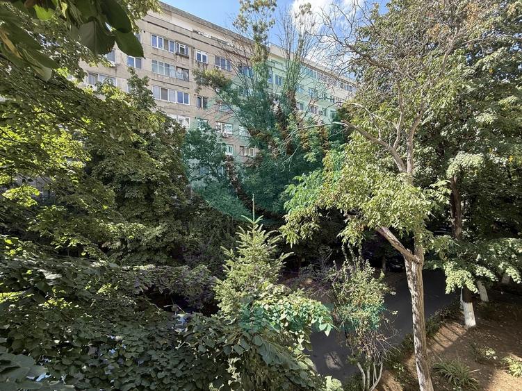 Apartament cu 3 camere semidecomandat în Vatra Luminoasă