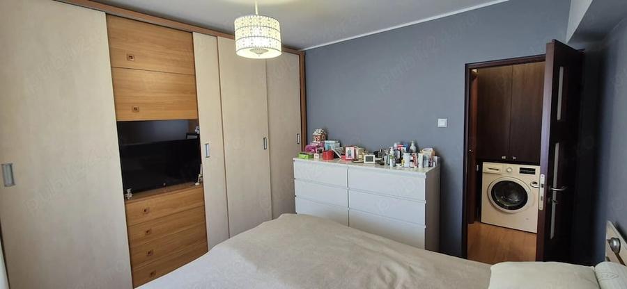 Apartament cu 4 camere decomandat în CET