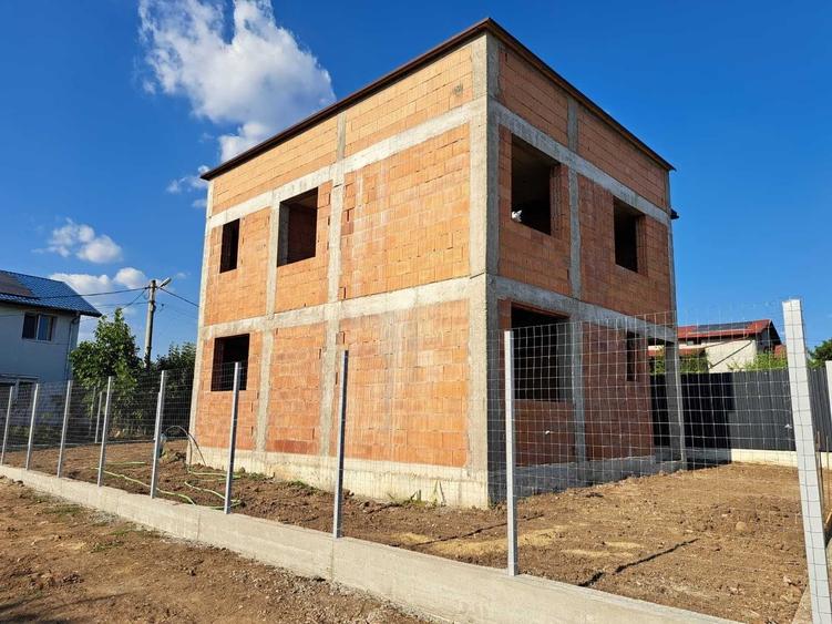 Casă cu 4 camere în Dobroești
