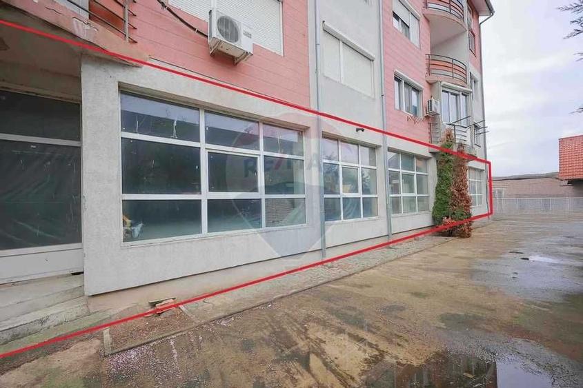 Spațiu comercial, de 432 mp, în Sânmartin