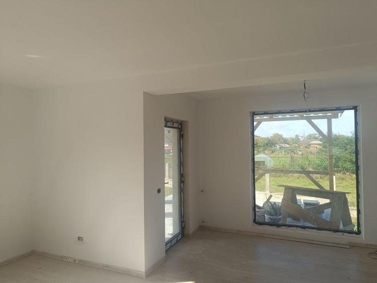 Casă cu 4 camere în Ipotești