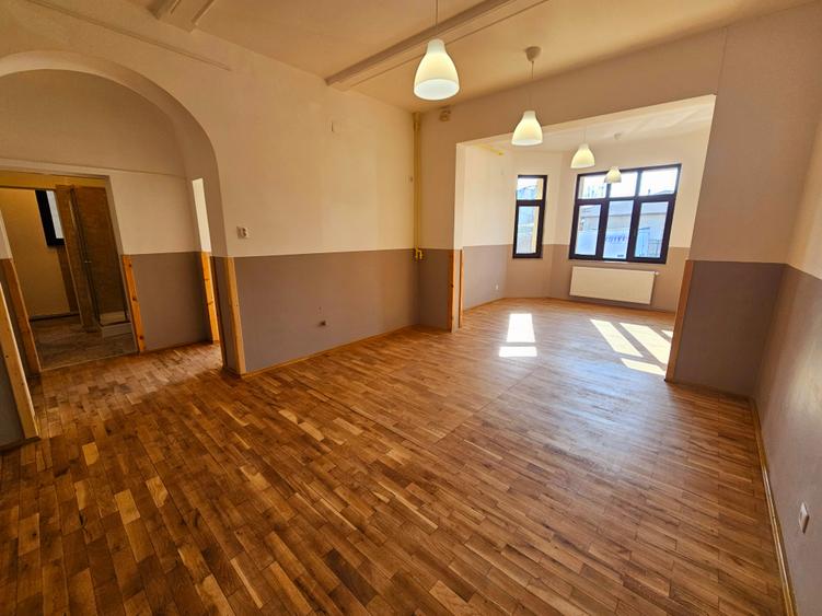 Casă individuală cu 20 camere cu Canalizare în Central