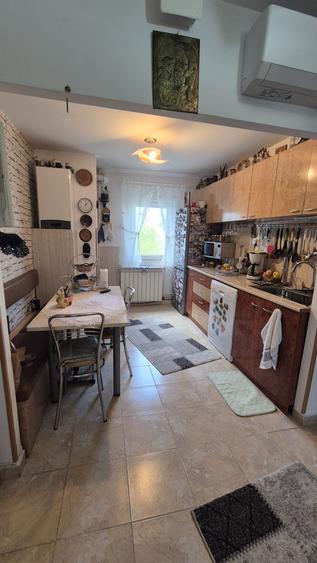 Apartament cu 4 camere decomandat în CET