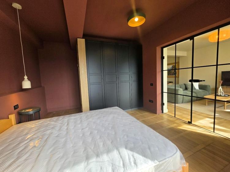 Apartament cu 3 camere semidecomandat, mobilat în Calea Victoriei