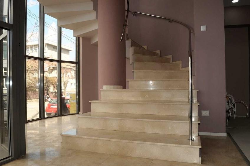 Spațiu comercial, de 240 mp, în Central