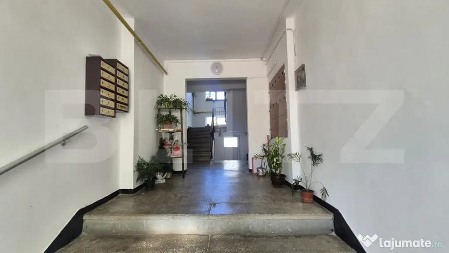 Apartament cu 4 camere semidecomandat în Micro 17