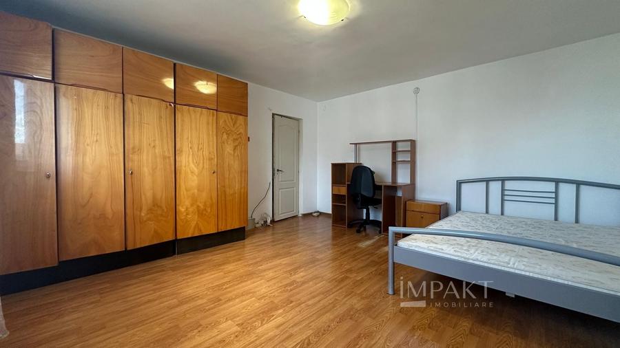Casă individuală cu 10 camere decomandat cu Canalizare în Central