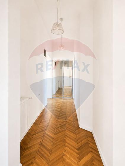 Apartament cu 4 camere decomandat în Central