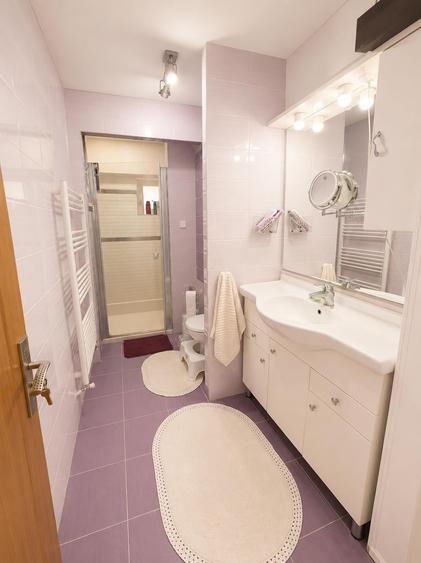 Apartament cu 4 camere decomandat în Central