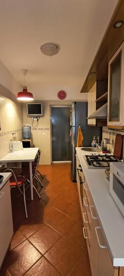 Casă cu 6 camere cu Garaj în Romană