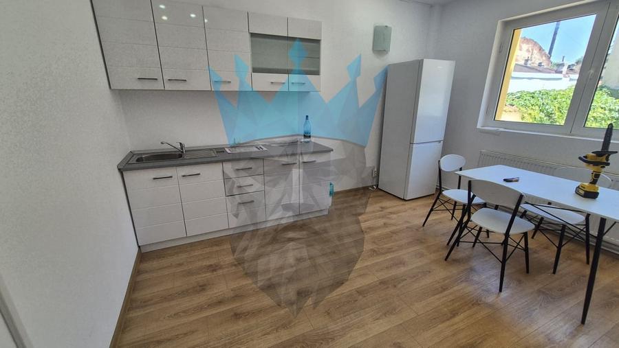 Casă individuală cu 8 camere cu Teren 220 Mp în Tineretului