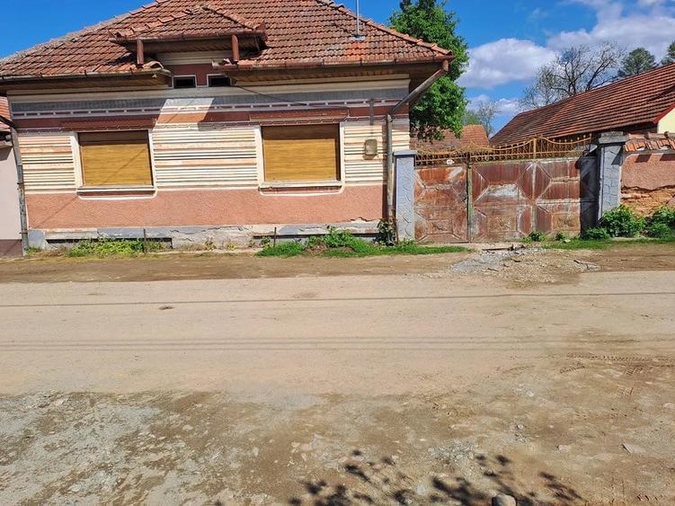 Casă cu 4 camere cu Teren 2000 Mp în Gura Văii